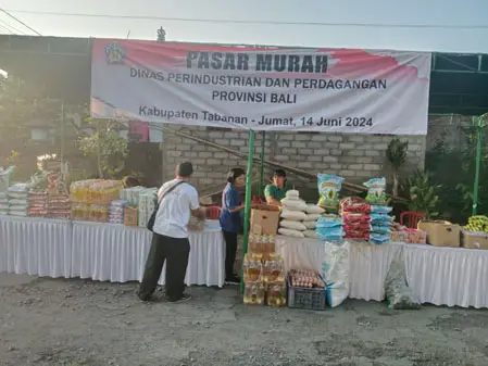 Pasar Murah Untuk Mendung Bulan Bung Karno di Desa Pangkung Karung