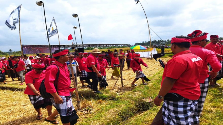 lomba layang layang desa pangkung karung